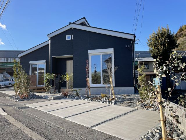 緑あふれる平屋の庭