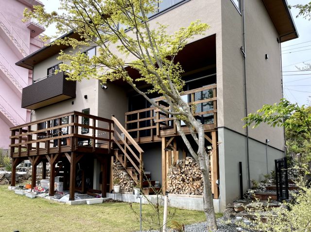 傾斜地を活かしたウッドデッキのある庭