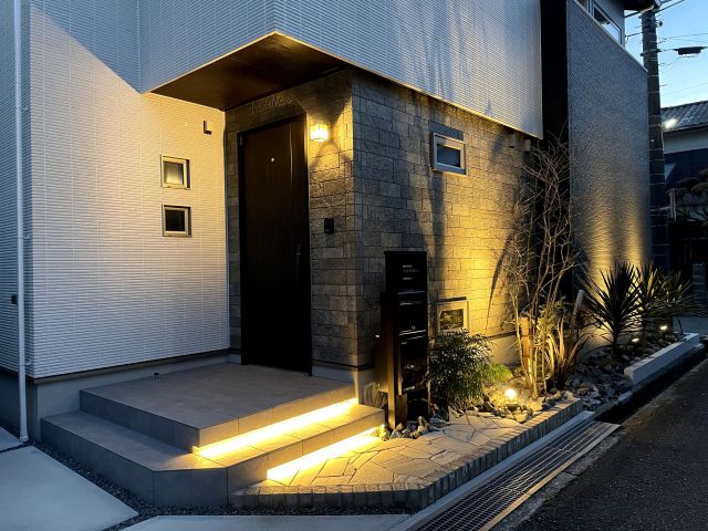 エレガントな外壁に映える植栽